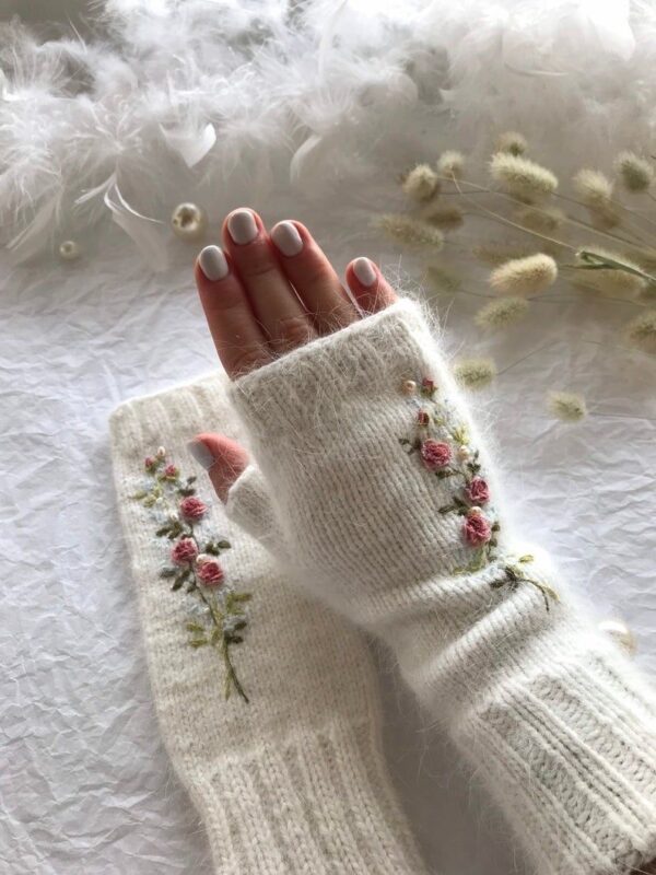 FINGERLESS GLOVES (PEARL WHITE) KNITTED & EMBROIDERED