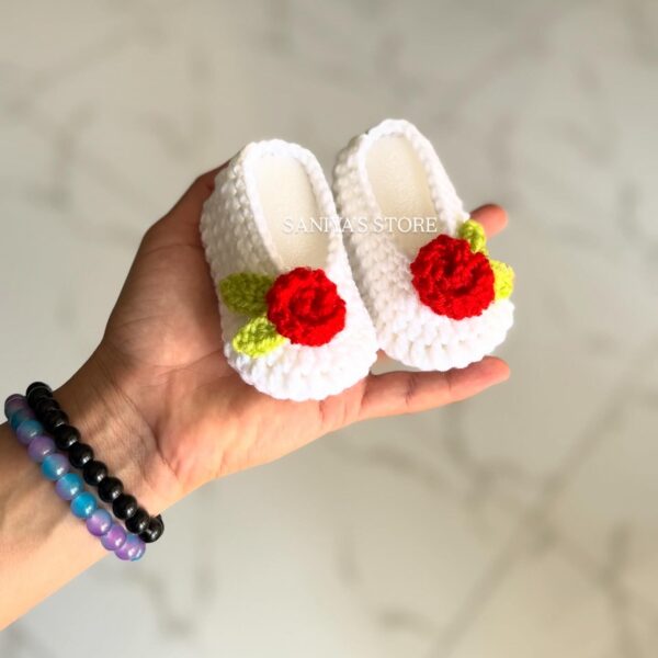 BABY BOOTIES (ROSES)